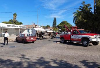 Vuelca camioneta distribuidora de huevos tras choque en crucero de Los Mochis