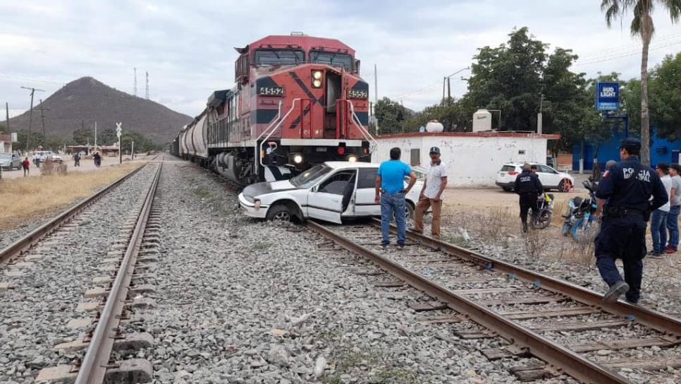 Madre e hija resultan lesionadas tras intentar ganarle el paso a tren carguero en San Blas, El Fuerte