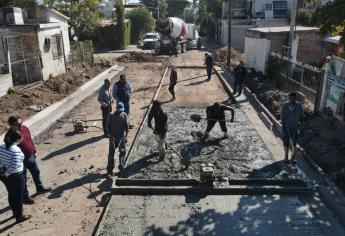 Alcalde de Ahome supervisa trabajos de pavimentación para cierre de 2022