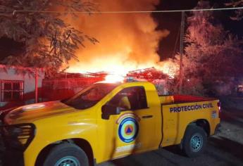 En plena velada de Año Nuevo, se incendia fábrica de colchones en El Castillo, Mazatlán