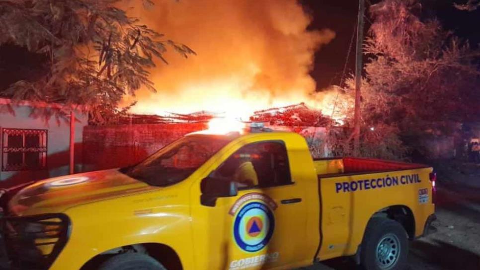 En plena velada de Año Nuevo, se incendia fábrica de colchones en El Castillo, Mazatlán
