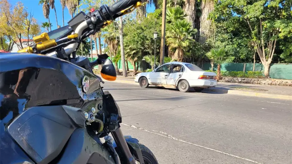 Dos lesionados tras choque en la Colonia Americana en Los Mochis