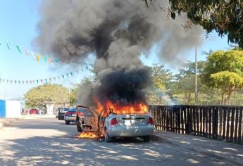 Se incendia carro en la Isla de la Piedra y termina en pérdida total