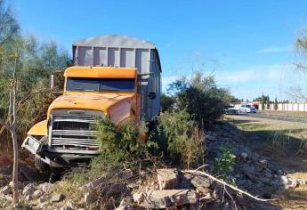 Tráiler se sale del camino sobre la México 15 en Los Mochis