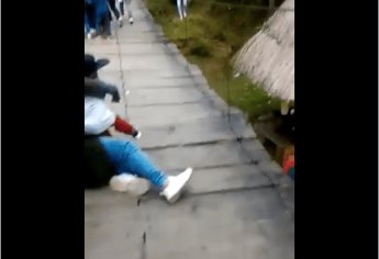 Colapsa puente en Chiapas con cientos de personas encima: VIDEO