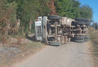 Vuelca trabajador del Ayuntamiento de Guasave en un dompe