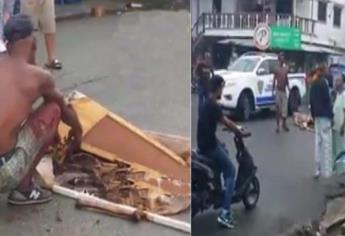 Hombre desentierra a su mamá porque no le dio herencia | VIDEO