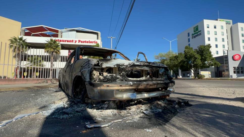 Reportan más narcobloqueos y quema de autos en Culiacán