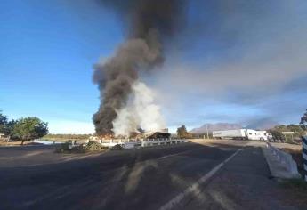 Con tráileres quemados, bloquean carretera México 15, en el norte de Sinaloa