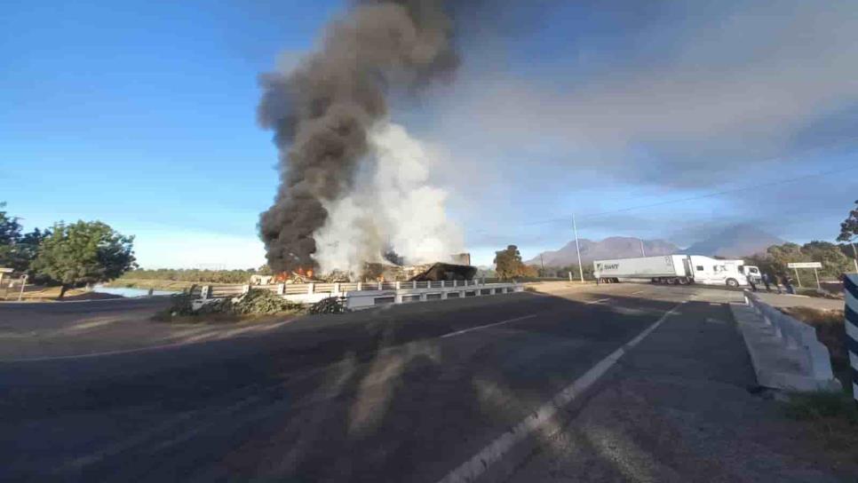 Con tráileres quemados, bloquean carretera México 15, en el norte de Sinaloa