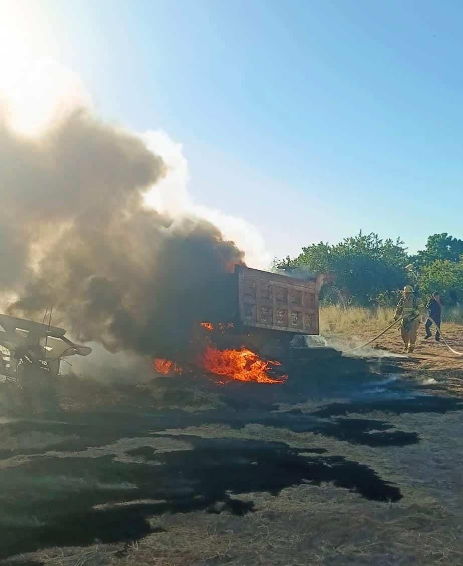 Incendio arrasa con maquinaria agrícola en Guamúchil