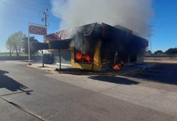 Sicarios queman tienda Oxxo en Ahome