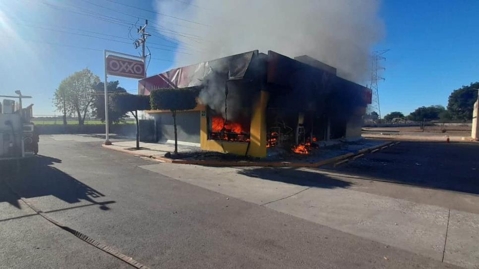 Sicarios queman tienda Oxxo en Ahome