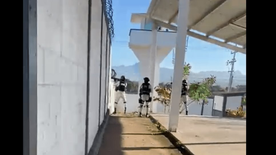Civiles armados atacan a balazos estación de la Guardia Nacional en Escuinapa | VIDEO