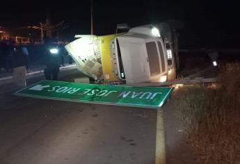 Tráiler cargado con huevos vuelca en Juan José Ríos