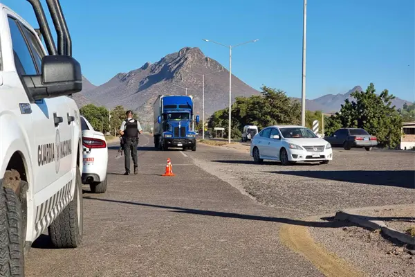 Abiertas carreteras en el norte de Sinaloa, sólo quedan vestigios de los bloqueos Abiertas carreteras en el norte de Sinaloa, sólo quedan vestigios de los bloqueos