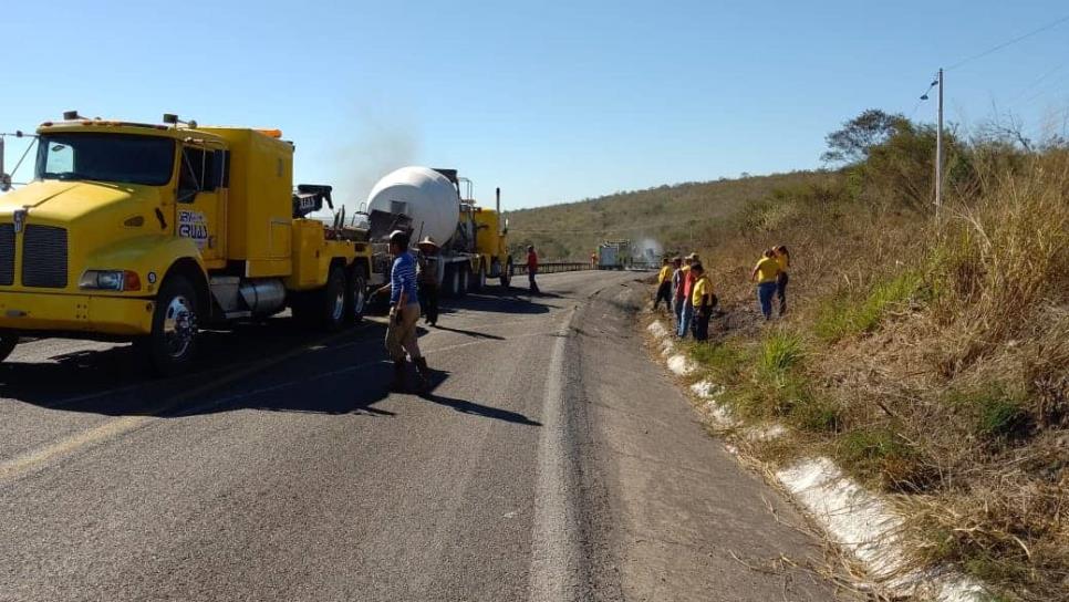 Retiran últimos vehículos que obstruyen carreteras en Escuinapa
