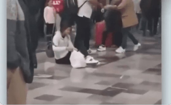 Mujer agrede a joven en aeropuerto de Guanajuato; estaba con su esposo: VIDEO