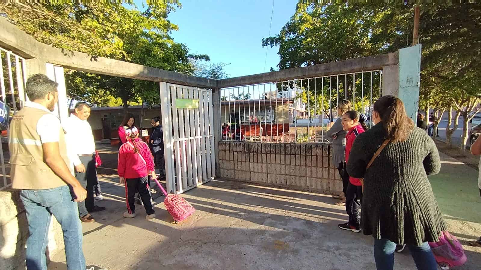 Con «poquito de miedo» regresan a clases alumnos de nivel básico