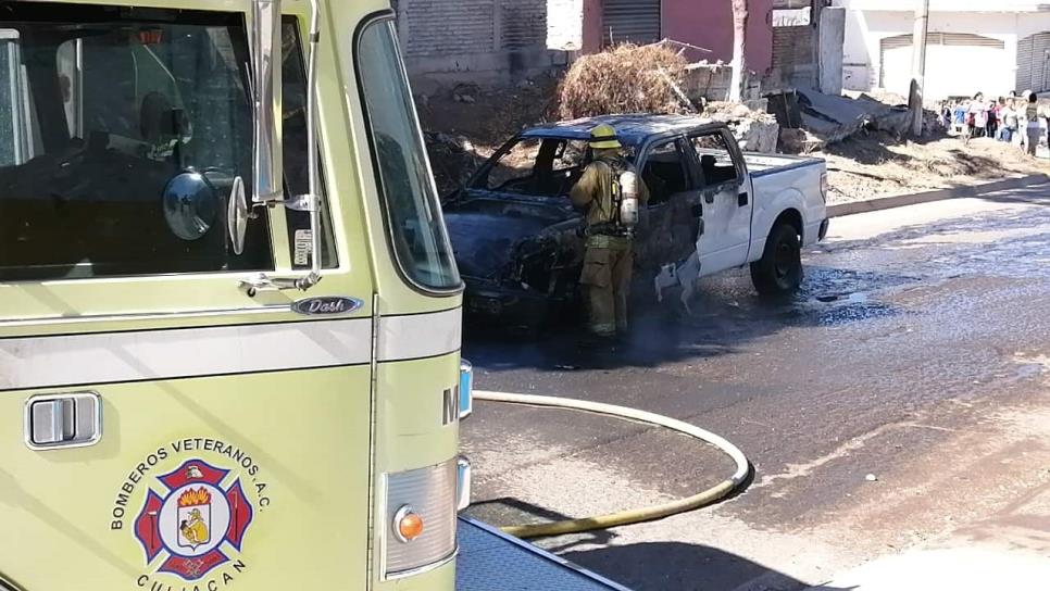Se quema camioneta de agente de la Policía Municipal, en Culiacán