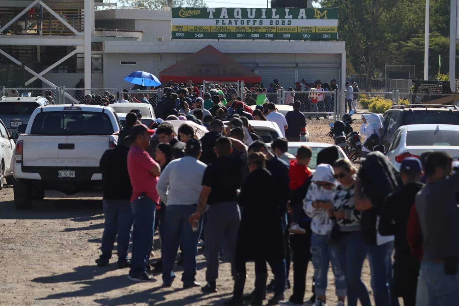 Aficionados hicieron largas filas para comprar boletos. FOTOS: Martín Ruiz