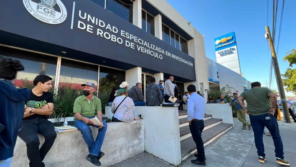 «Culiacanazo»: ciudadanos acuden a Fiscalía a realizar denuncias por despojo de vehículos