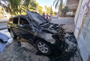 Se quema camioneta y provoca caos vial sobre el Malecón, en Culiacán