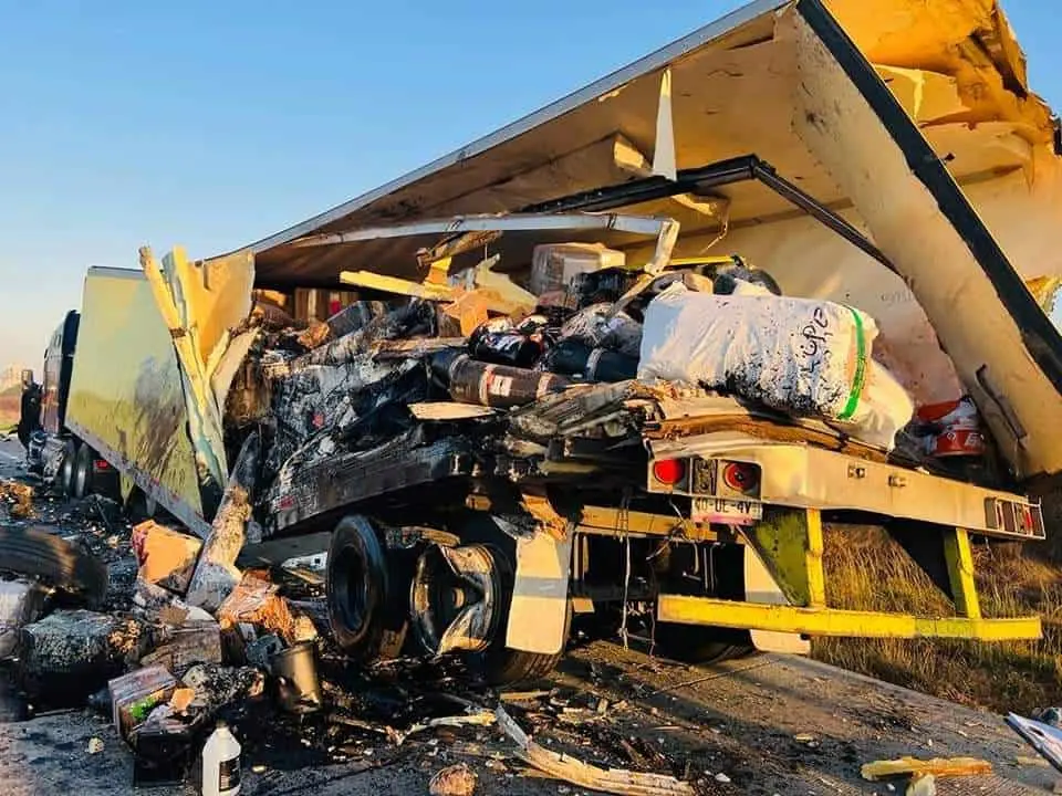 Camionazo al sur de Mazatlán, pasajeros terminan cubiertos de chapopote