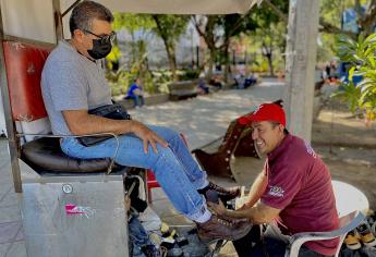 ¿Le lustramos los zapatos? Boleros de Catedral; le sacan brillo hasta al calzado más «viejito»