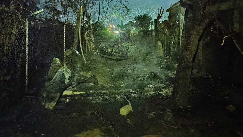 Incendio acaba con la casa de lámina de un adulto en el Campo El Diez, Culiacán