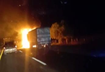 Arde tráiler doble remolque en la Maxipista Culiacán-Mazatlán