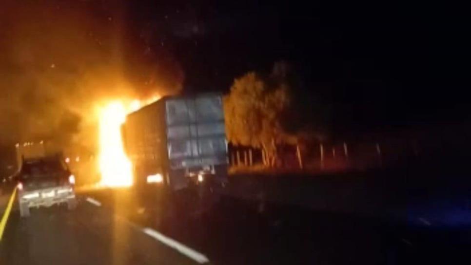 Arde tráiler doble remolque en la Maxipista Culiacán-Mazatlán