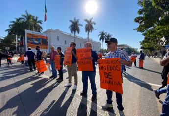 Policías jubilados cierran la Obregón en Culiacán