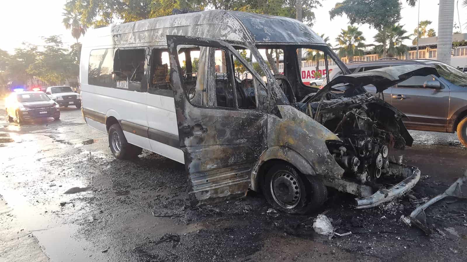 Se incendia camioneta en Los Mochis