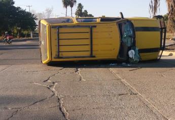 Vuelca camioneta tras chocar en Los Mochis