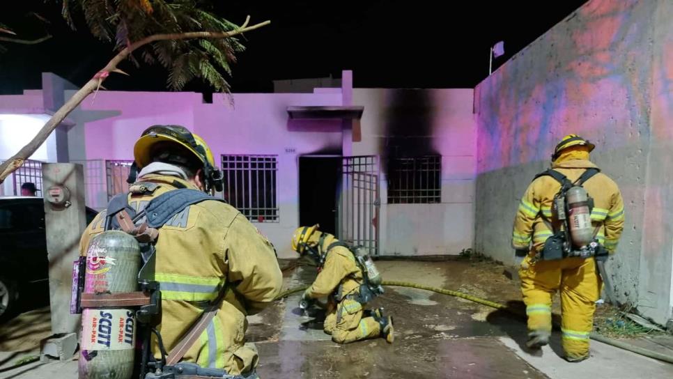 Fuego arrasa con casa del fraccionamiento Alturas del Sur, en Culiacán