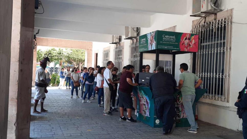 Hasta tres horas hacen para comprar boletos para el Carnaval de Mazatlán