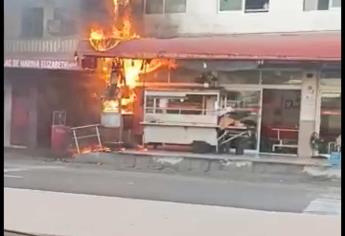 Carreta de tacos es consumida por las llamas en Villa Unión, Mazatlán