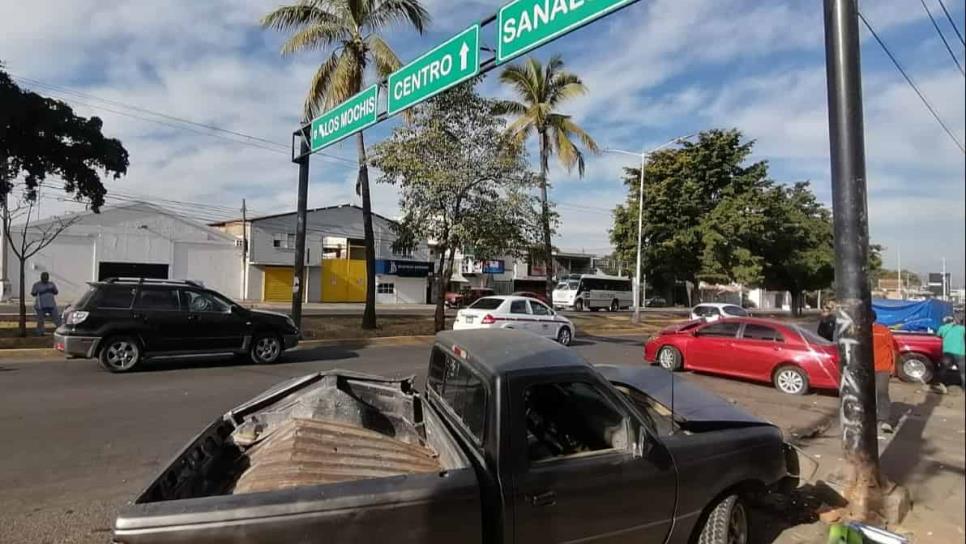Aparatoso choque deja 2 personas lesionadas y daños materiales, en Culiacán