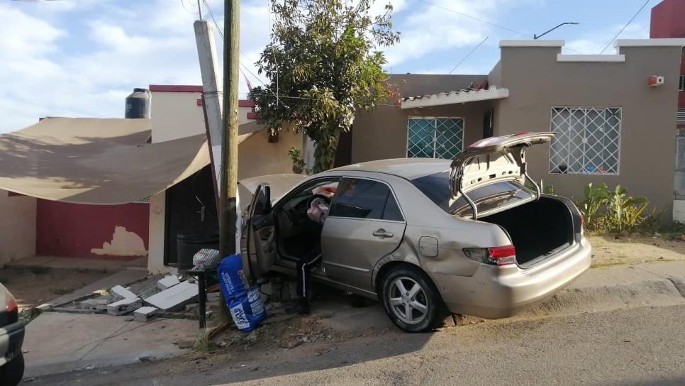 Automovilista choca contra barda de una casa en Culiacán y resulta lesionado