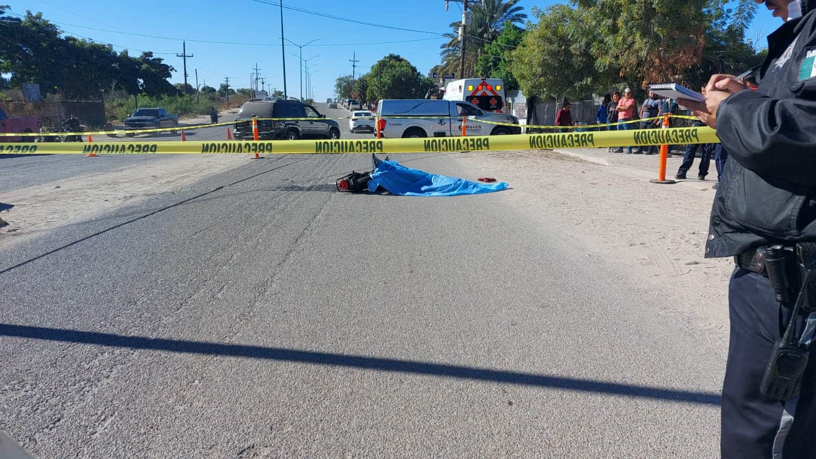 Jesús viajaba a toda velocidad y muere al chocar en su moto contra camión