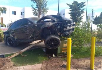 Destroza auto BMW tras chocar contra árbol y poste, en Culiacán