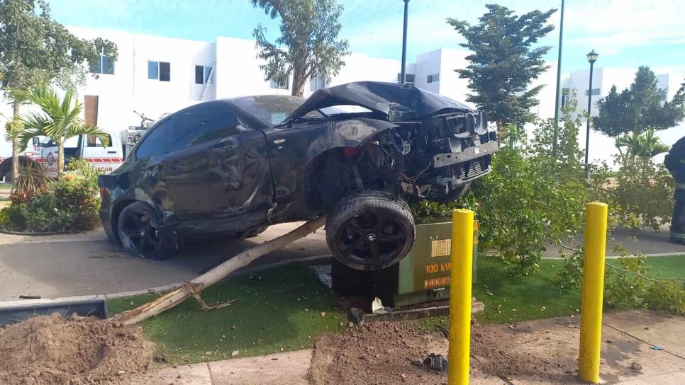 Destroza auto BMW tras chocar contra árbol y poste, en Culiacán