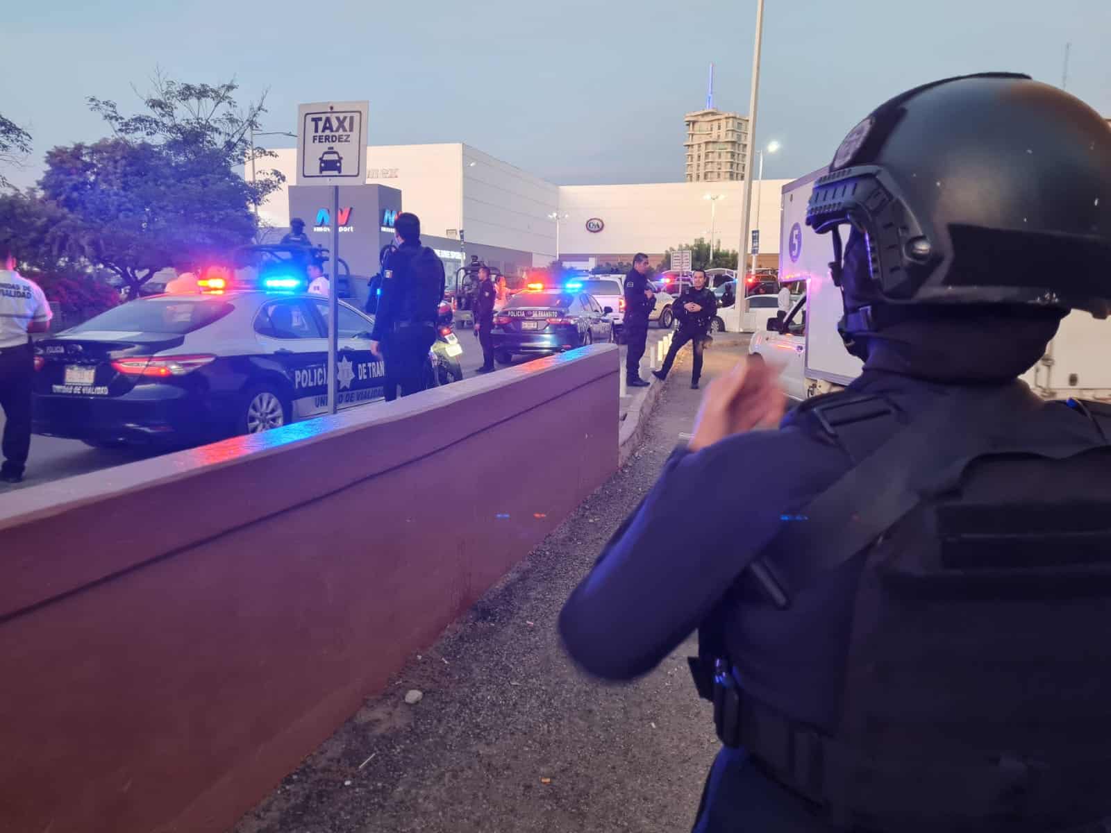 Despojan vehículo afuera de la Central de Autobuses de Culiacán