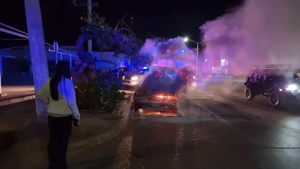 Se incendia un vehículo en transitado sector de Los Mochis
