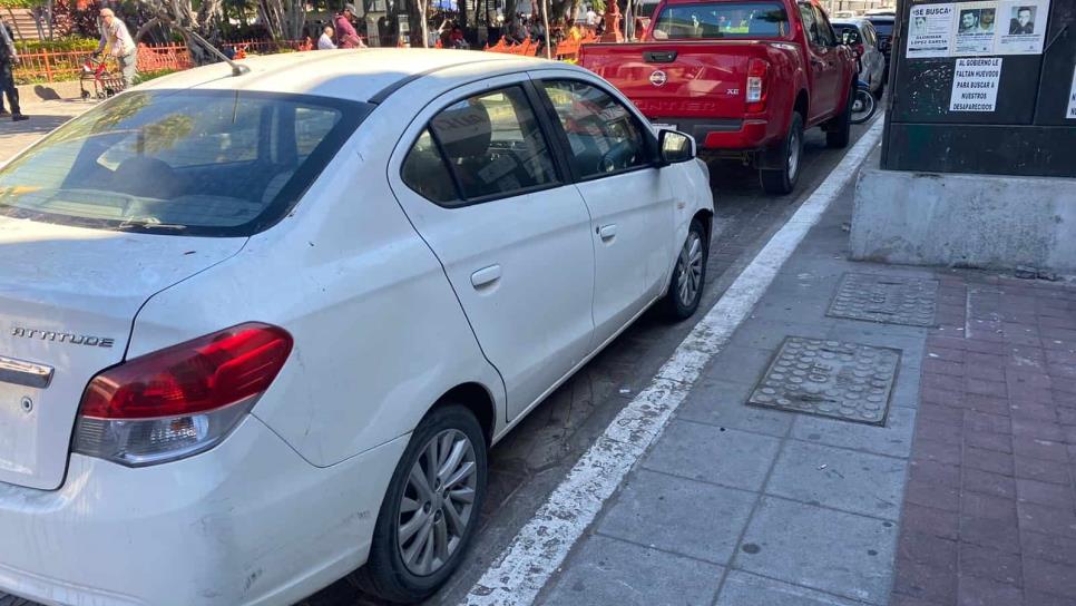 Multan a conductores por estacionarse en línea blanca en el Centro de Mazatlán