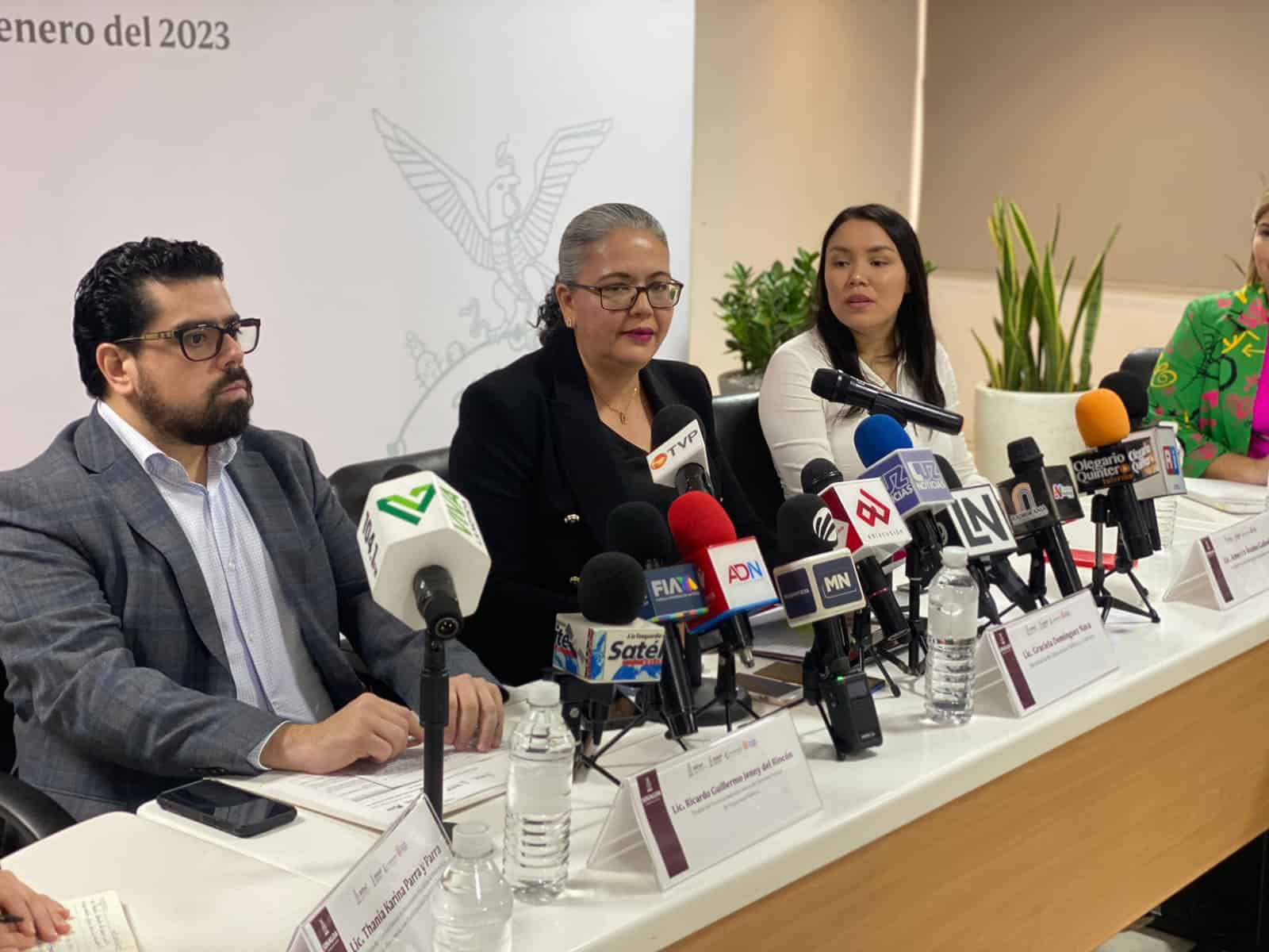 Secretaria de Educación en conferencia de prensa.