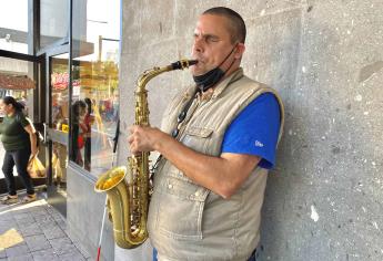 Conoce a Robert, un saxofonista ciego que comparte su talento en las calles de Culiacán