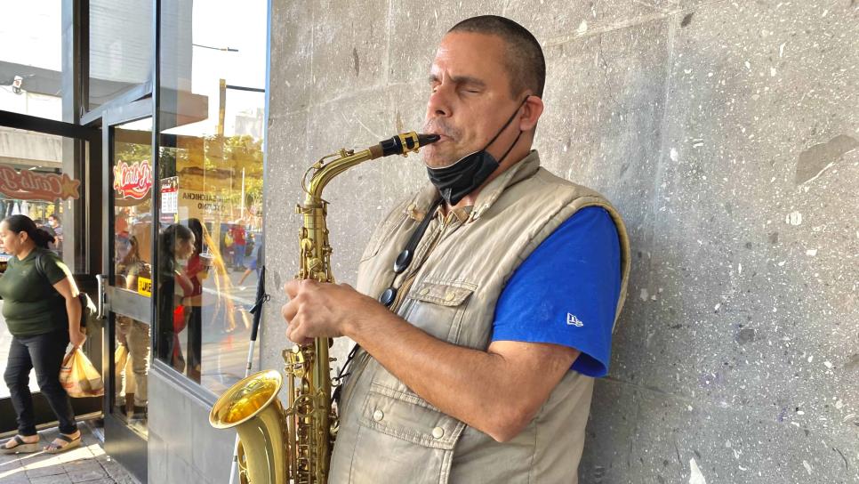 Conoce a Robert, un saxofonista ciego que comparte su talento en las calles de Culiacán