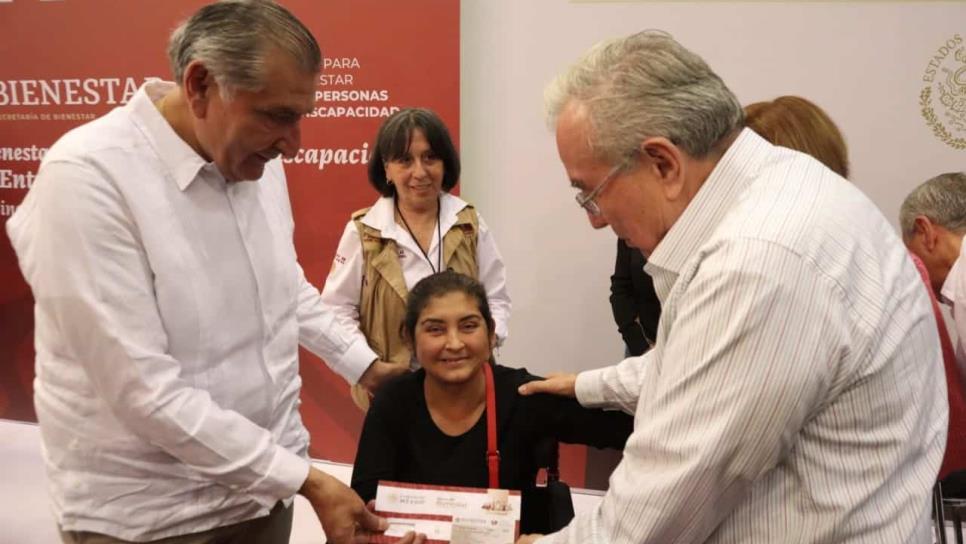 Adán Augusto y Rocha Moya entregan tarjetas de Pensión para el Bienestar a personas con discapacidad